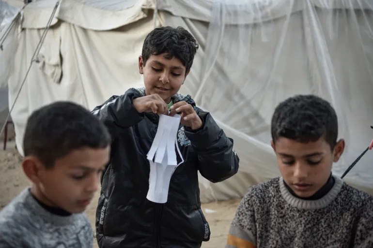 Decorating in light of displacement